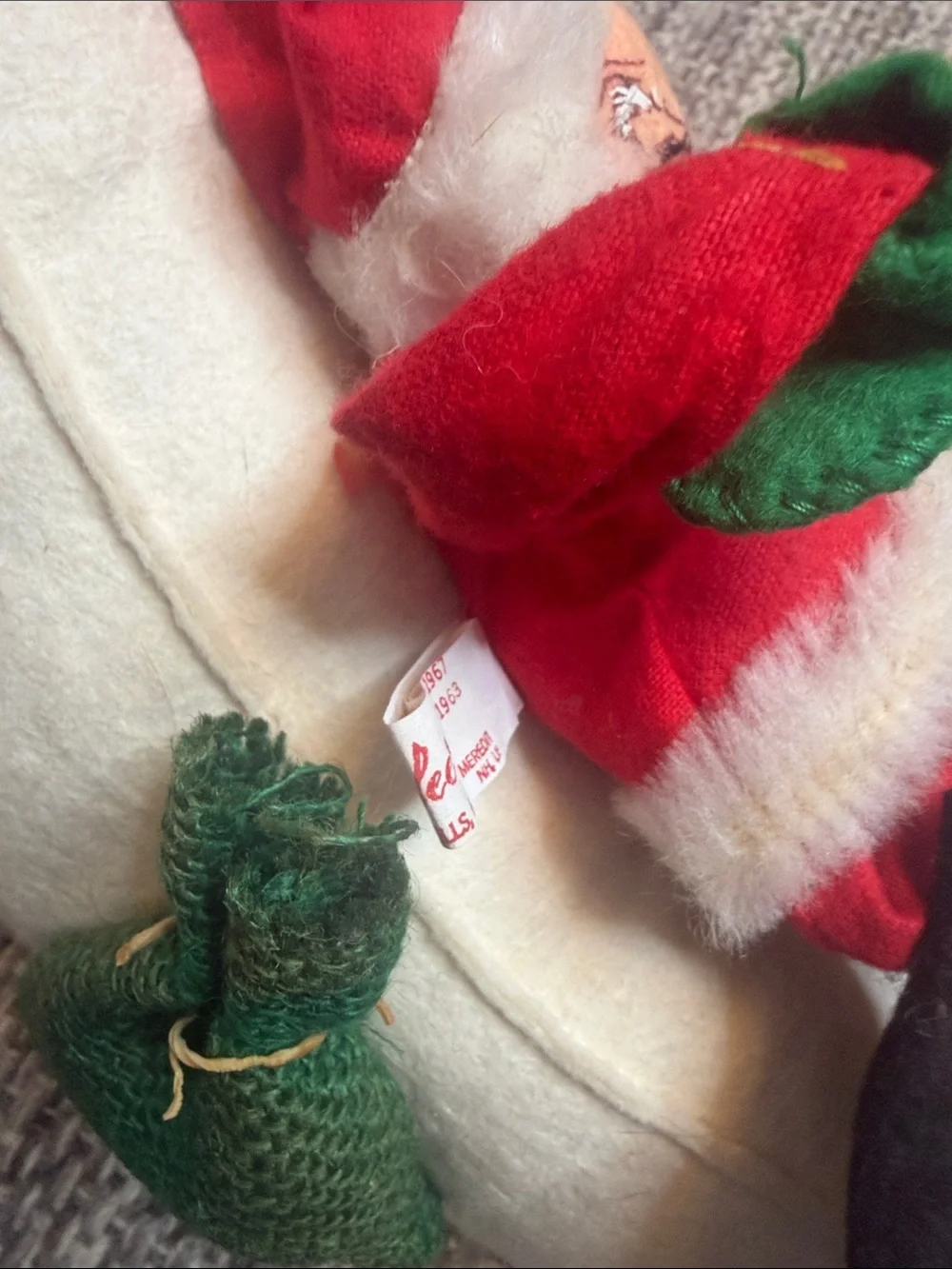 Annalee Cream Crescent Moon Wreath with Red and Green Santa 1981